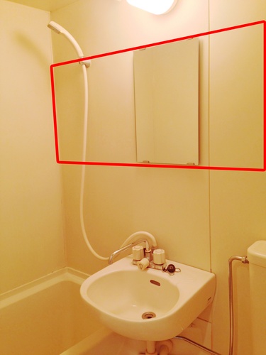 一般的な鏡のバスルーム。鏡の横幅が広がるだけで、明るく、広く感じられる。